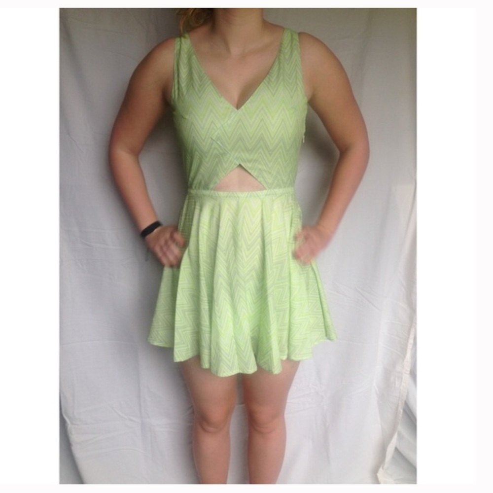 -NWT- Light Green Pattern Summer Dress   
NWT